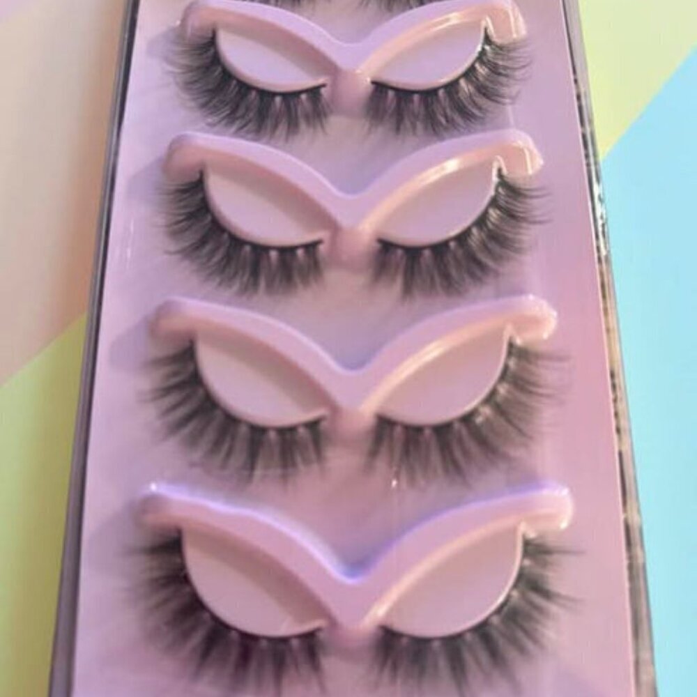NATURAL WISPY EYELASHES